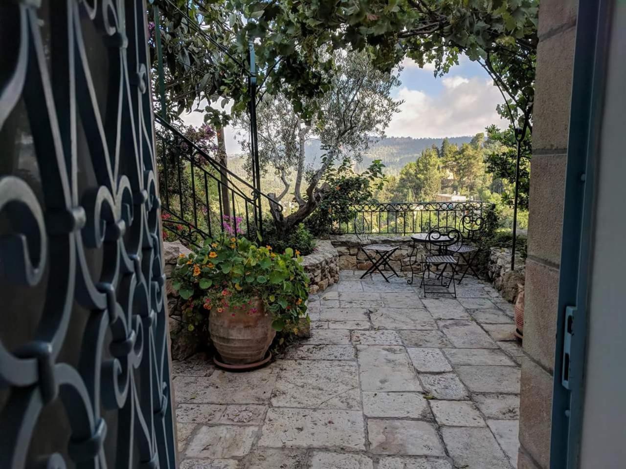 Above The Spring Bed & Breakfast Jerusalem Eksteriør bilde